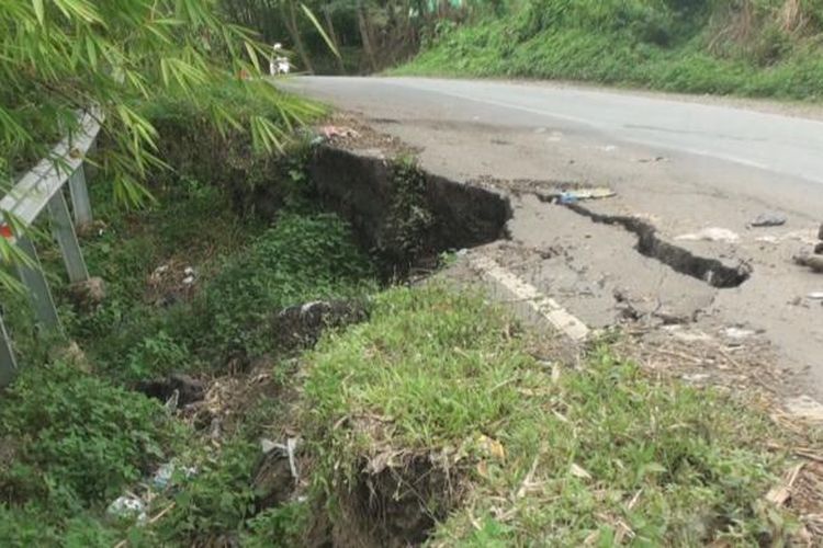 Jalan lintas Muaraenim-Baturaja terancam longsor. Jika tidak segera ditangani jalan tersebut dikhawatirkan betul-betul longsor dan putus yang berdampak pada kehidupan ekonomi warga setempat