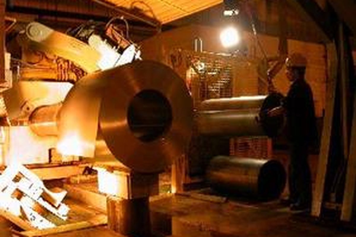 Seorang karyawan PT Krakatau Steel sedang mempersiapkan rol untuk gulungan baja lembaran dingin yang nantinya setelah tergulung rapi akan diikat dan dibungkus, Rabu (7/9). Setelah terikat, baja tersebut siap dikirim ke konsumen.