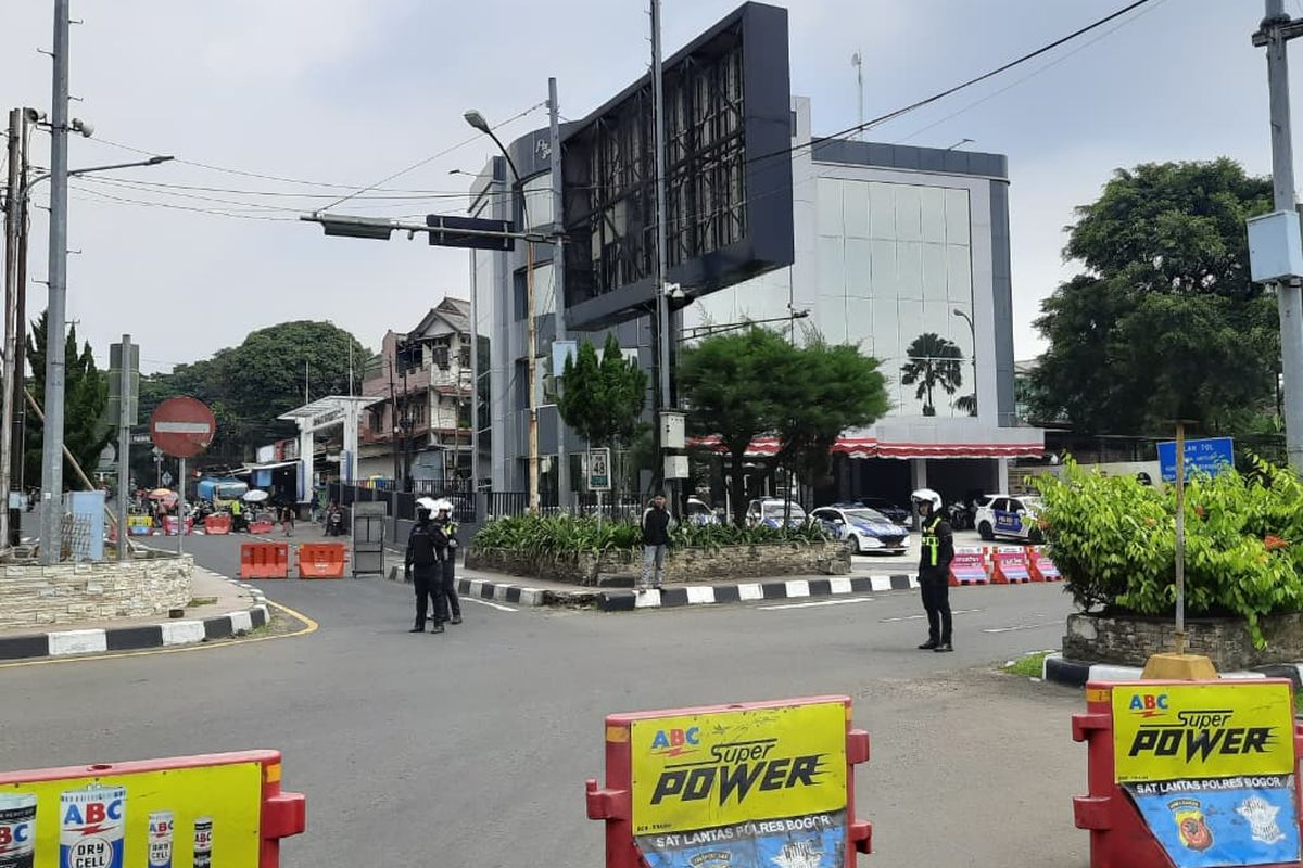 Situasi arus lalu lintas di jalur wisata Puncak Bogor, Jawa Barat, Sabtu (6/9/2025) siang. Saat ini, polisi sedang memberlakukan sistem satu arah ke Jakarta.