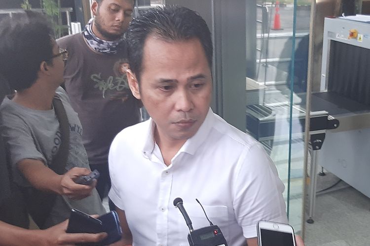 Advokat PDI Perjuangan Donny Tri Istiqomah meninggalkan Gedung Merah Putih KPK usai diperiksa penyidik, Rabu (12/2/2020).