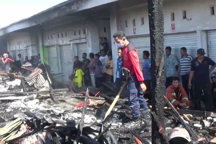 Puluhan kios di Pasar Campalagian, Polewali Mandar, Sulawesi Barat, habis terbakar, Jumat (16/4/2021).