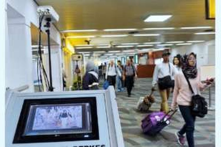 Alat pemindai panas suhu tubuh terpasang di terminal kedatangan penumpang luar negeri di Bandara Soekarno-Hatta, Jakarta, Kamis (1/9). 