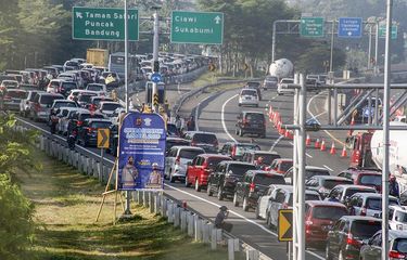 Kepadatan kendaraan menuju jalur wisata Puncak, Gadog, Kabupaten Bogor, Jawa Barat, Sabtu (1/8/2020). Tingginya volume kendaraan menuju kawasan wisata Puncak Bogor pada liburan Hari Raya Idul Adha membuat penumpukan dan kepadatan di kawasan tersebut, Sat Lantas Polres Bogor memberlakukan rekayasa lalu lintas buka tutup jalan satu arah untuk mengurai kepadatan kendaraan. ANTARA FOTO/Yulius Satria Wijaya/hp.