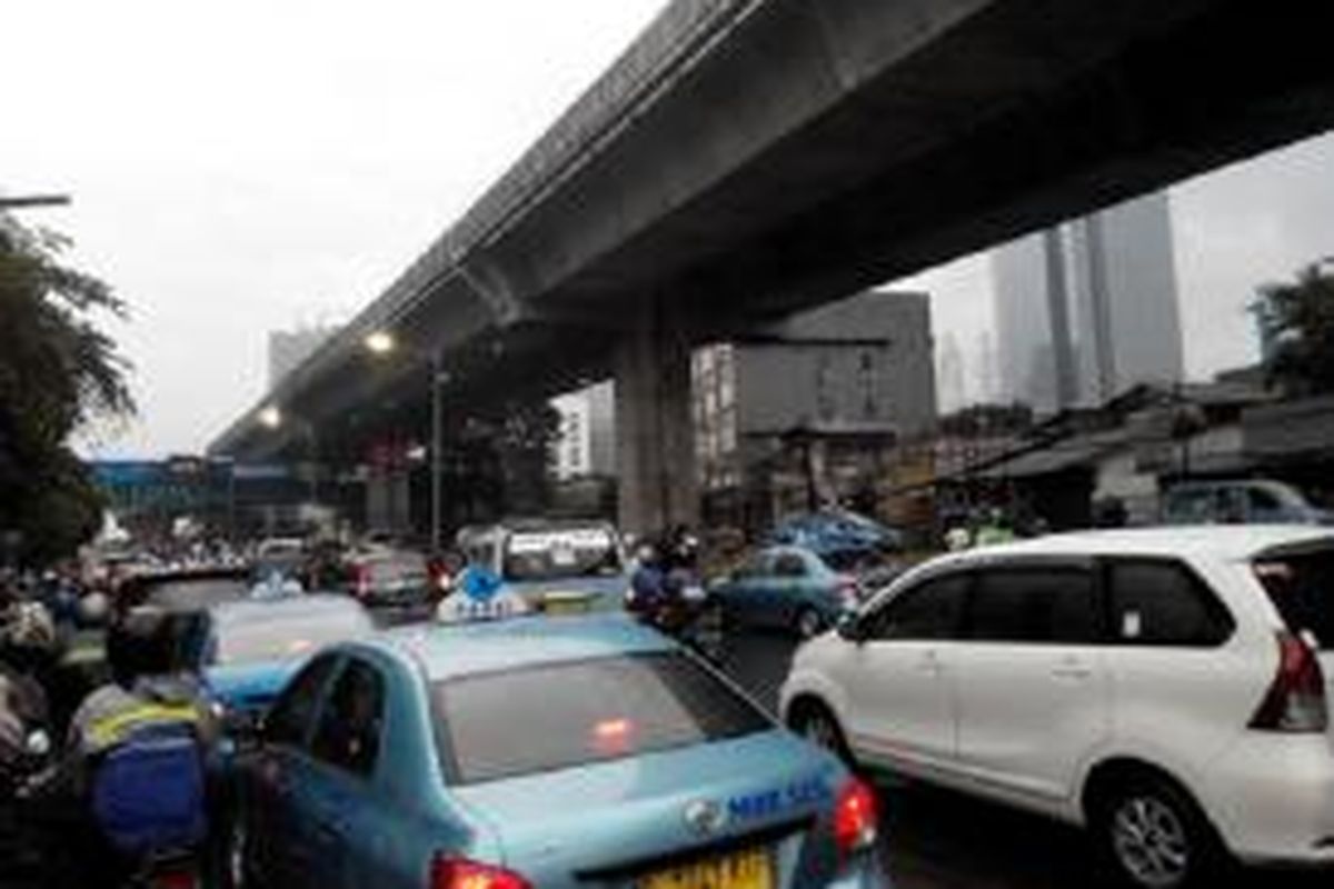 Macet di Jalan Prof DR Satrio, Jakarta Selatan