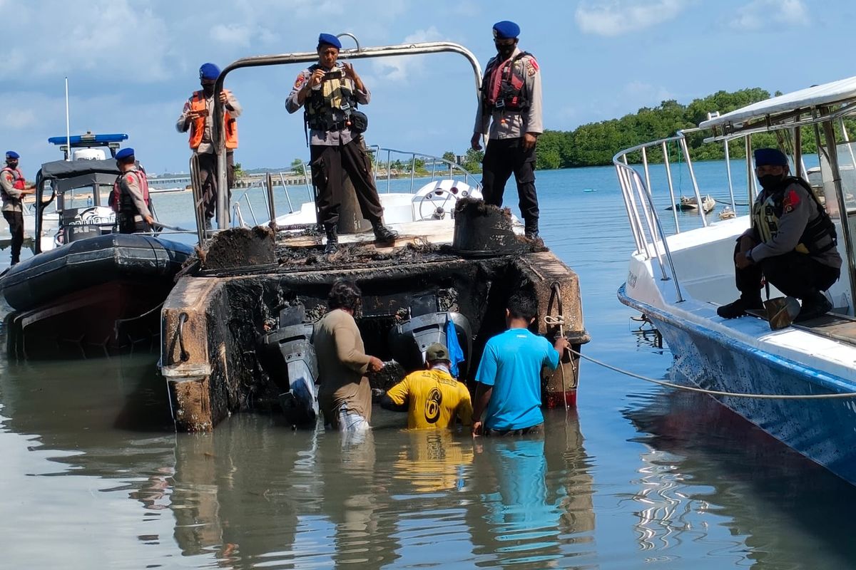 Kapal parasailing yang terbakar usai dievakuasi ke pinggir pantai di Tanjung Benoa, Kuta Selatan, Badung, Bali, pada Jumat (6/5/2022).