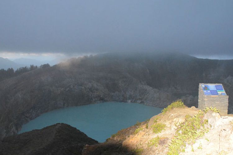 Kawah Danau Kelimutu di Desa Moni, Waturaka, Kecamatan Kelimutu, Kabupaten Ende, NTT, saat matahari terbit, Kamis (25/5/2017) sebelum diselimuti kabut tebal dan kawah itu tak dapat dilihat lagi. 