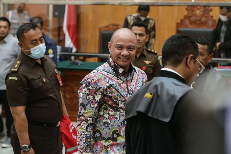 Terdakwa kasus peredaran narkotika jenis sabu Irjen Teddy Minahasa usai menjalani sidang tuntutan di Pengadilan Negeri Jakarta Barat, Kamis (30/3/2023). Jaksa penuntut umum menuntut hukuman mati pada Teddy Minahasa.