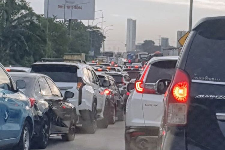 Kemacetan sempat terjadi di ruas Jalan Tol Jakarta-Tangerah arah Tomang, Jakarta Barat imbas kecelakaan lalu lintas, Senin (16/1/2023). 