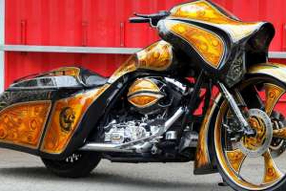 Harley-Davidson custom bagger dengan bagian depan seperti topi bajak laut.