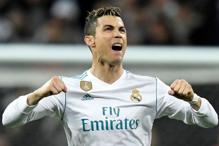 Megabintang Real Madrid, Cristiano Ronaldo, melakukan selebrasi setelah mencetak gol ke gawang Paris Saint-Germain dari titik penalti pada laga leg pertama babak 16 besar Liga Champions di Stadion Santiago Bernabeu, Rabu (14/2/2018) waktu setempat.