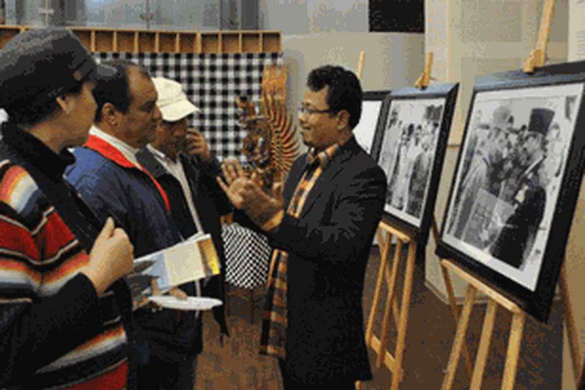 Pameran foto dokumentasi hubungan Indonesia-Maroko pada acara Promosi Pariwisata Indonesia, di Rabat, Minggu (9/12/2012).