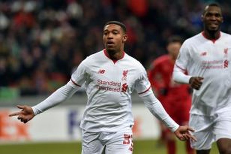 Pemain sayap Liverpool, Jordan Ibe (33), merayakan golnya ke gawang Rubin Kazan pada lanjutan Liga Europa di Kazan Arena, Kamis (5/11/2015).