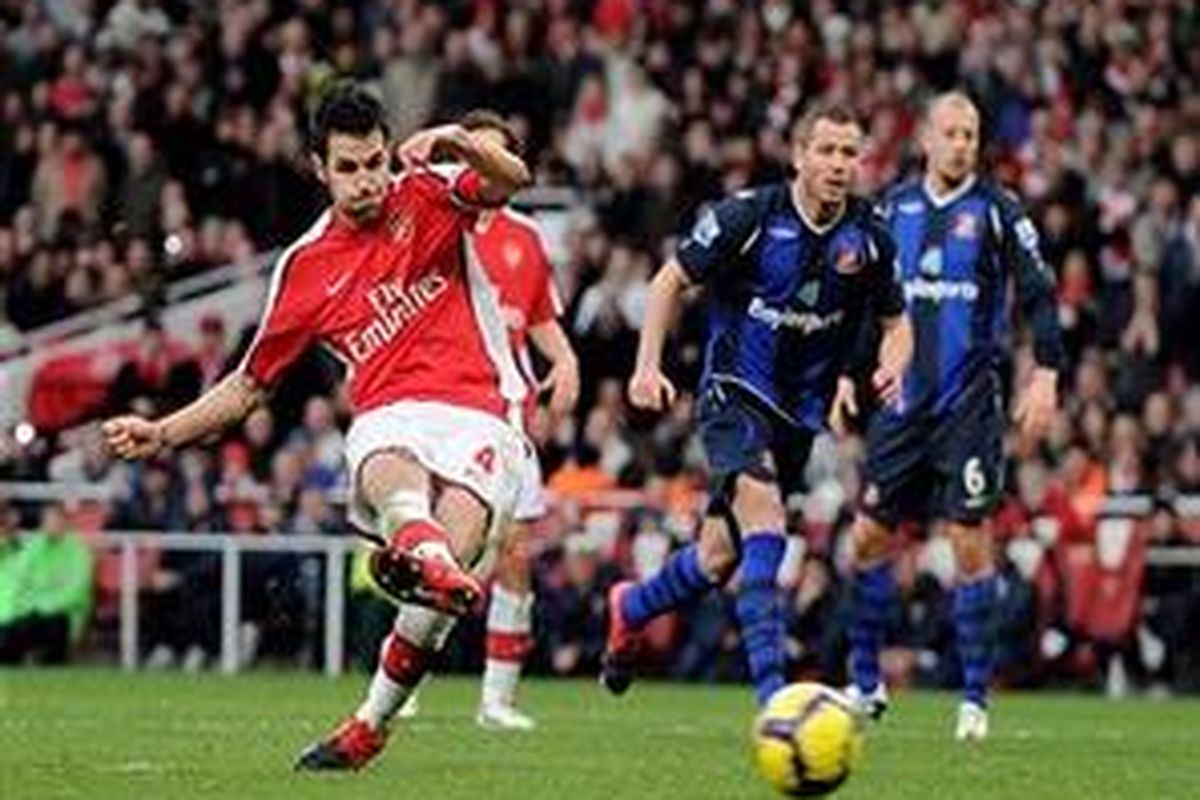 Kapten Arsenal, Cesc Fabregas (kiri).