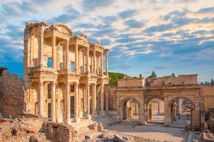 Sisa perpustakaan kuno di Ephesus, Izmir, Turki.