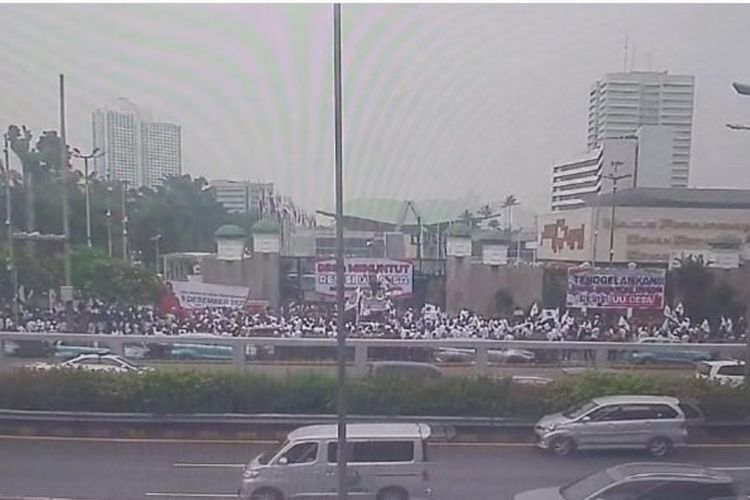 Kondisi massa di depan Gedung DPR/MPR, Kamis (23/11/2023). (Sumber: Instagram tmcpoldametro)