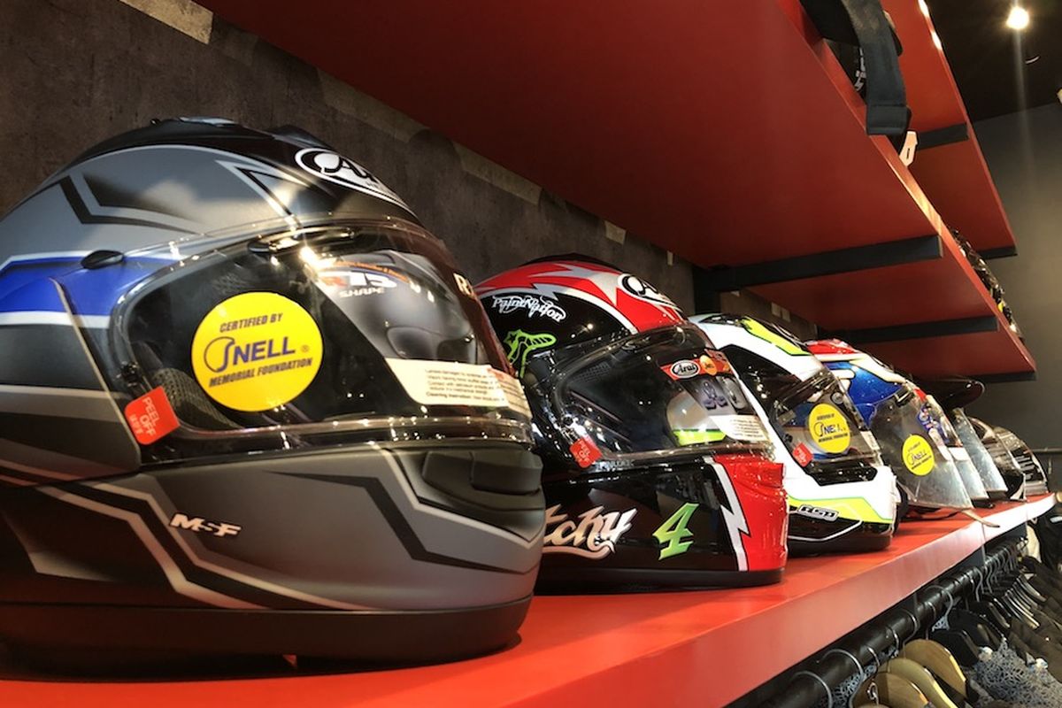 Beberapa koleksi helm yang ada di RC Motogarage