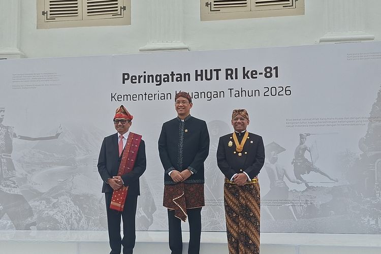 Purbaya Tampil dengan Busana Adat Jawa di Upacara Kemerdekaan