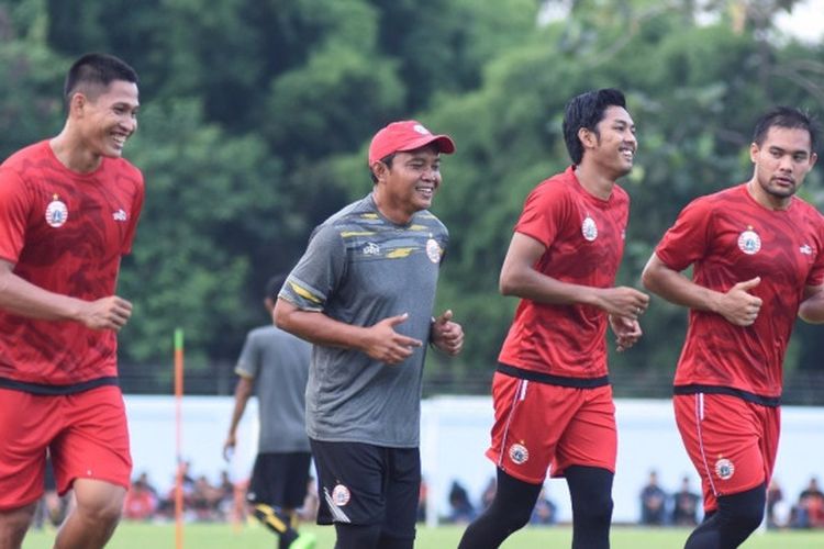 Pelatih kiper Persija Ahmad Fauzi (dua dari kiri) dan tiga kiper yakni Daryono (kiri), Rizky Darmawan (tiga dari kiri), dan Andritany Ardhiyasa (paling kanan).