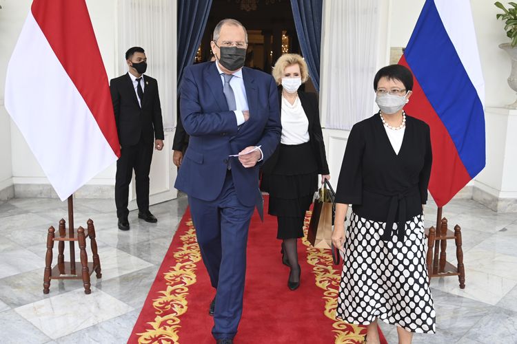 Dalam foto yang dirilis Kemlu RI ini, Menlu Rusia Sergei Lavrov, tengah, berjalan bersama Menlu RI Retno Marsudi, kanan, usai pertemuan mereka di Jakarta, Indonesia, Selasa, 6 Juli 2021. 