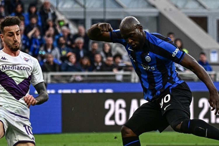 Romelu Lukaku (kanan) berduel dengan Gaetano Castrovilli dalam laga pekan ke-28 Liga Italia 2022-2023 antara Inter vs Fiorentina di Giuseppe Meazza, 1 April 2023. (Foto dari GABRIEL BOUYS / AFP)