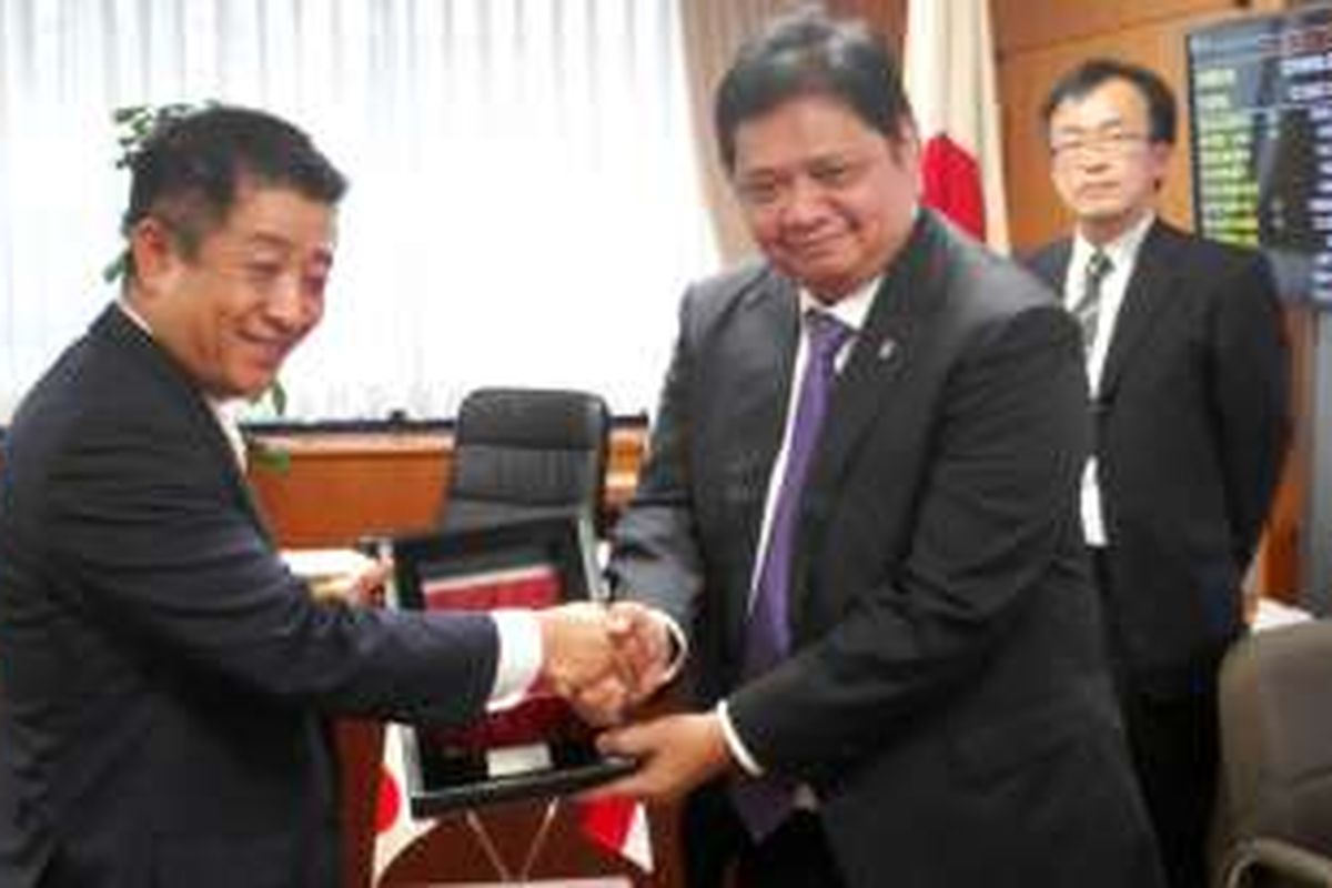 Dok Kemenperin - Menteri Perindustrian Airlangga Hartarto (kanan) dan Vice Minister of Economy, Trade and Industry Japan Takumi Ihara di Tokyo Jepang.