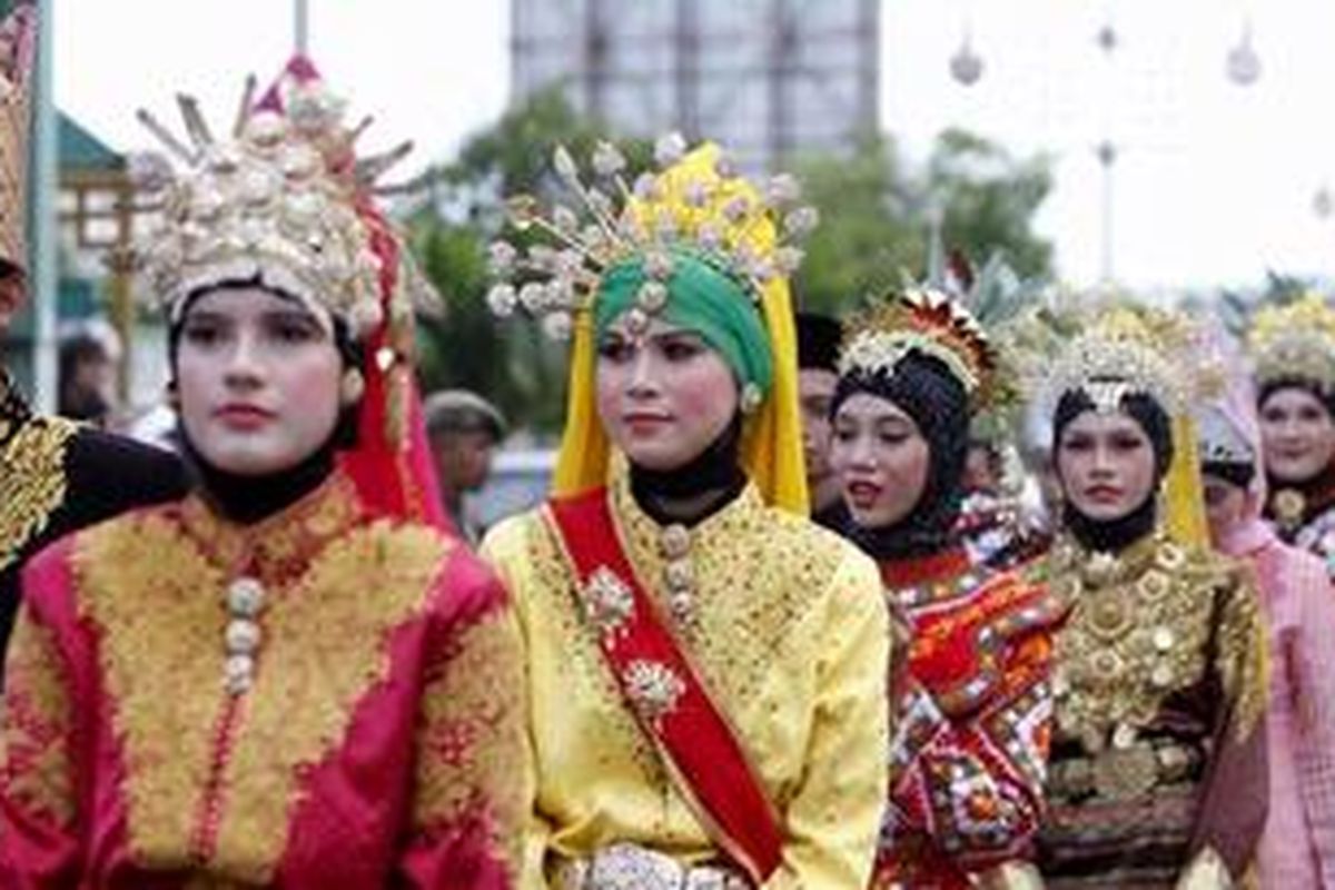 Para seniman dari Negara Indonesia menggunakan pakaian adat Aceh mengikuti pawai Aceh International Folklore Festival di Banda Aceh, Sabtu (23/7/2011).    