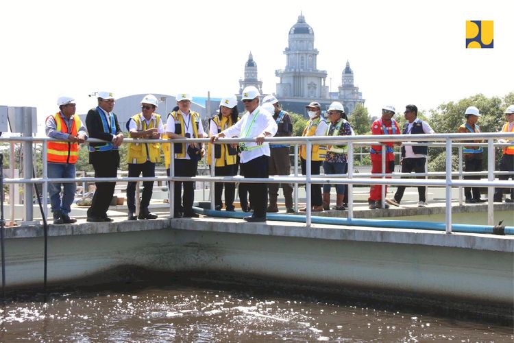 Menteri PUPR Basuki Hadimuljono didampingi Walikota Makassar Muhammad Ramdhan Pomanto meninjau proyek SPALD-T di Kota Makassar, pada Kamis (27/07/2023).