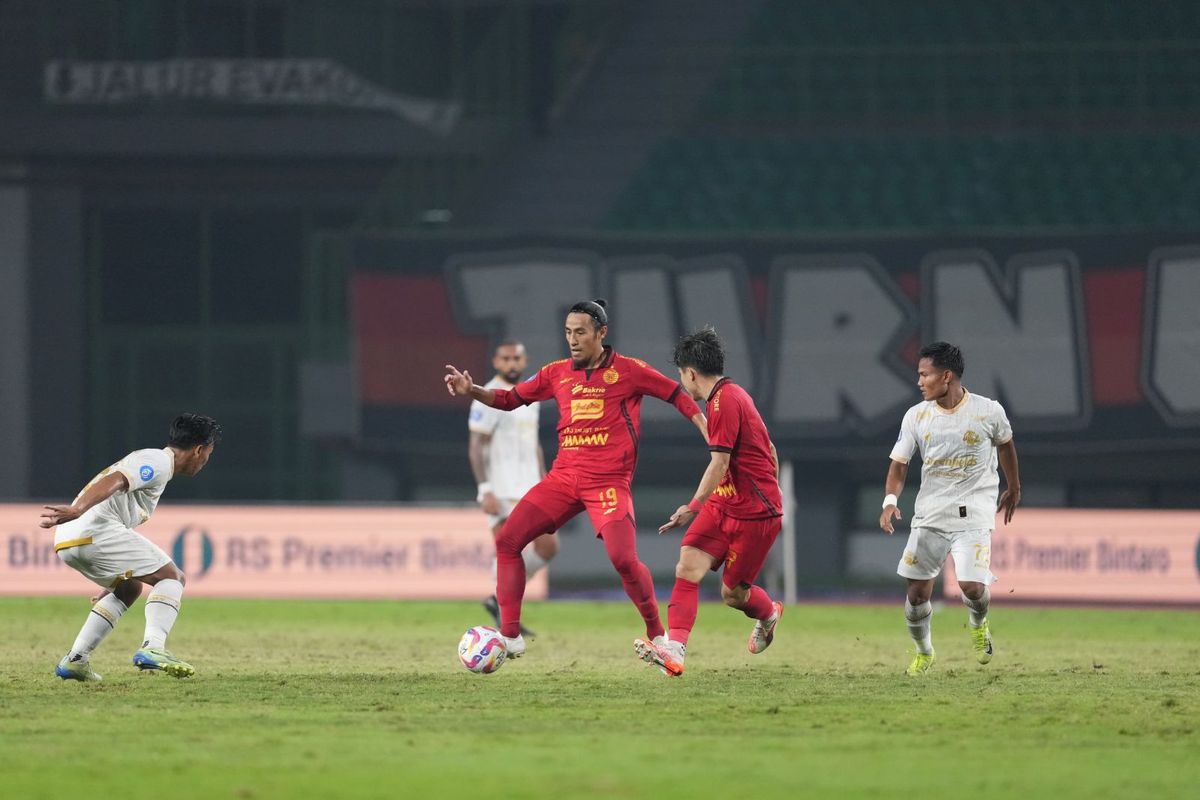 Aksi Hanif Sjahbandi bagi Persija Jakarta. Pertandingan Persija vs Arema FC di lanjutan laga Liga 1 2024-2025 bergulir di Stadion Patriot Candrabhaga, Bekasi, pada Minggu (9/3/2025).
