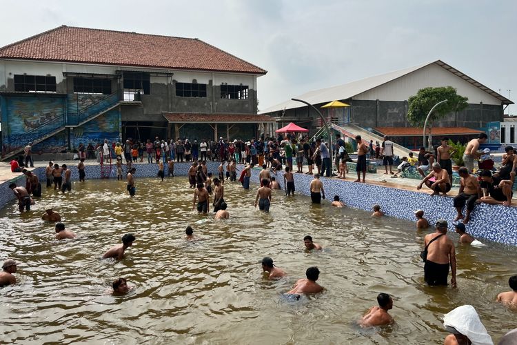 Ratusan Warga Ngobeng Ikan dengan Tangan Kosong di Pangandaran