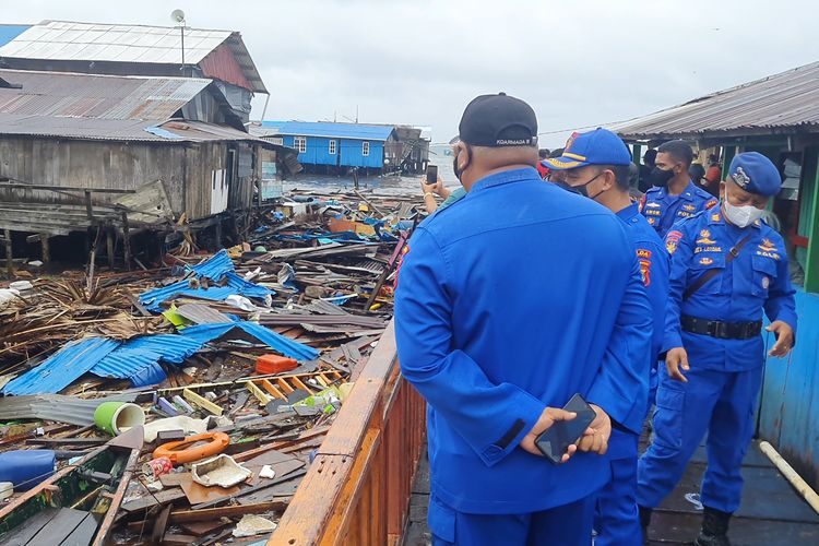 Belasan Rumah Rusak Diterjang Gelombang Pasang