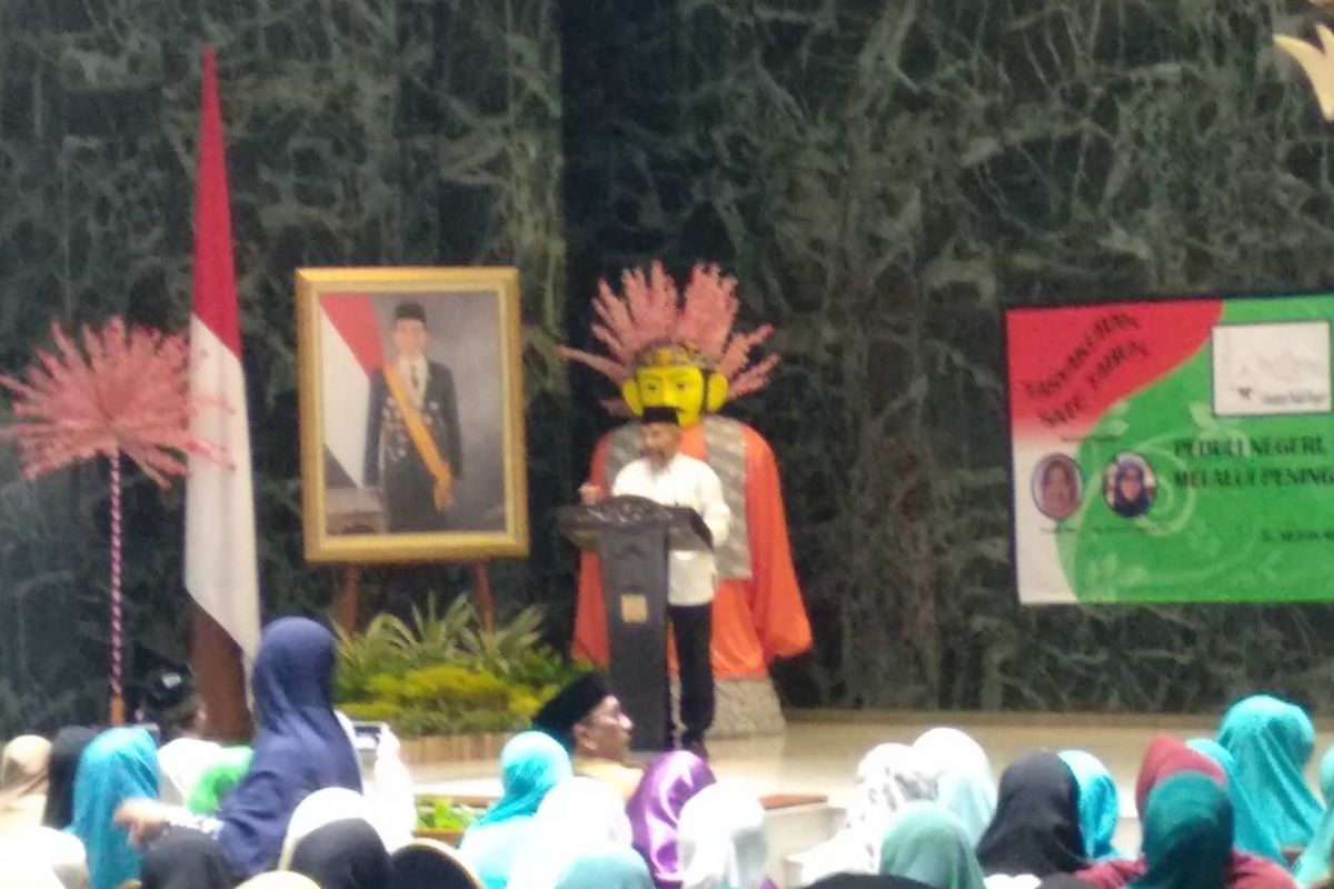 Mantan Ketua MPR Amien Rais memberikan ceramah dalam acara tasyakuran satu tahun Ustadzah Peduli Negeri di Balai Kota, Selasa (24/4/2018).