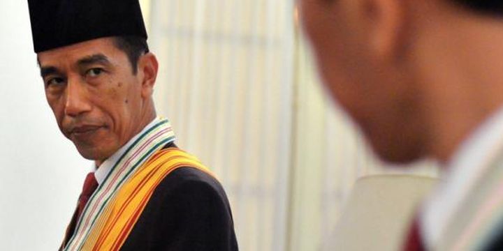 In this handout photograph taken on October 22, 2014 and released by the presidential palace on October 25, 2014, Indonesian President Joko Widodo prepares for an official portrait session at the presidential palace in Jakarta.  Joko Widodo, 53, popularly known by his nickname Jokowi was inaugurated as Indonesias president October 20, capping a remarkable rise from an upbringing in a riverside slum.    AFP PHOTO / SETNEG / CAHYO BRURI SASMITO