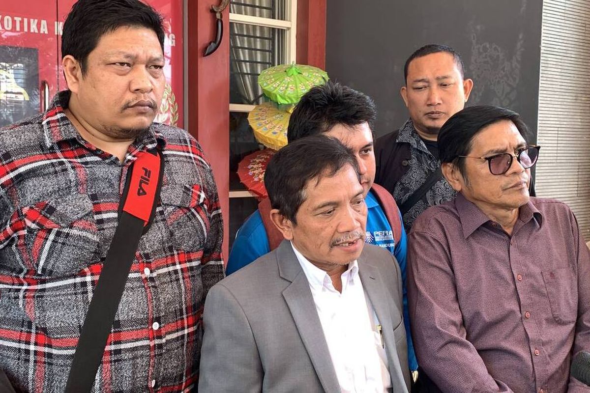 Tim Kuasa hukum terpidana kasus pembunuhan Vina Cirebon, saat di wawancatai terkait rencana pemeriksaan penyidik Mabes Polri kepada dua terpidana kasus vina yang ditahan di Lapas Narkotika Kelas II A Bandung, Selasa (6/8/2024)