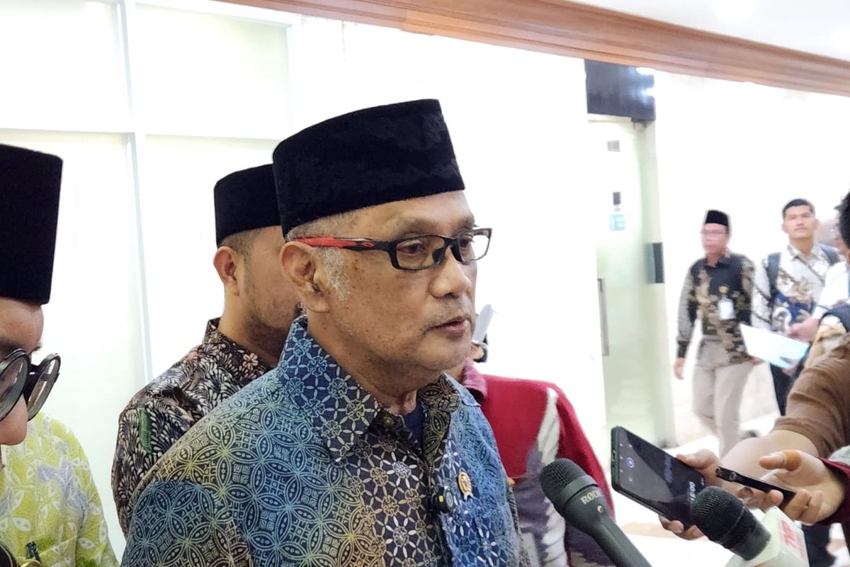 Menteri Haji dan Umrah, Mochamad Irfan Yusuf di Kompleks Parlemen, Jakarta, Selasa (30/9/2025).