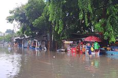 Jalan Daan Mogot Terendam hingga 60 Cm, Pengendara Nekat Terobos Banjir 