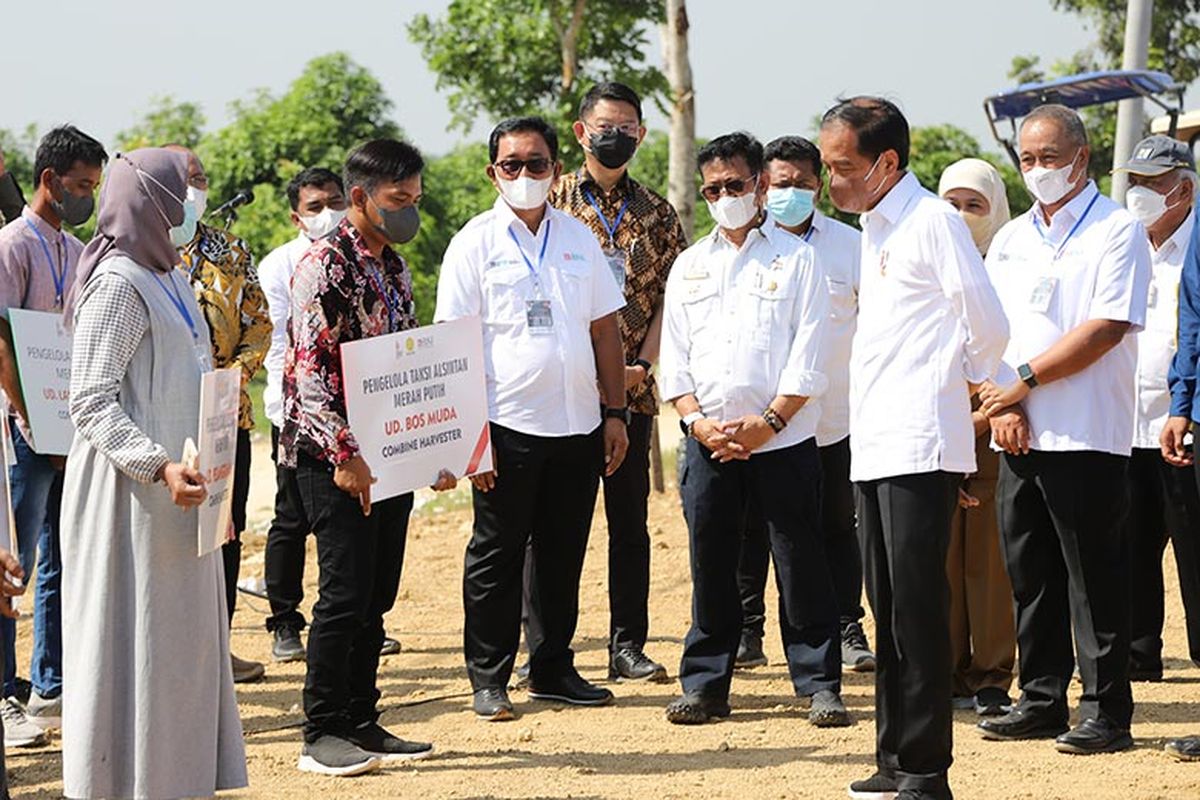 Presiden Jokowi, Menpan Syahrul Yasin Limpo, Menteri PUPR Basuki Hadimuljono, Gubernur Jawa Timur Khofifah Indar Parawansa, Direktur Utama BNI Royke Tumilaar, Direktur Hubungan Kelembagaan BNI Sis Apik Wijayanto, Direktur Jenderal Perkebunan Andi Nur Alam Syah dan Direktur Utama PT Corin Mulia Gemilang Jemmy Eka Putra dalam acara Peluncuran Program Taksi Alsintan oleh BNI dan Kementerian Pertanian di Gresik, Jawa Timur, Senin (22/8/2022). 