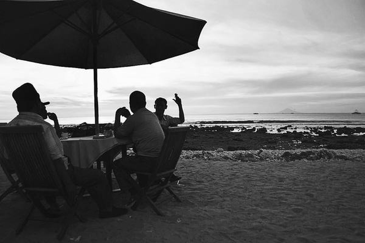 Pengunjung menikmati senja di Pantai Tanjung Lesung, Kabupaten Pandeglang, Banten, Sabtu (11/7). Pemerintah Provinsi Banten sedang memperkuat jejaring wisata bersama Lampung, DKI Jakarta, dan Yogyakarta untuk meningkatkan kunjungan wisata.