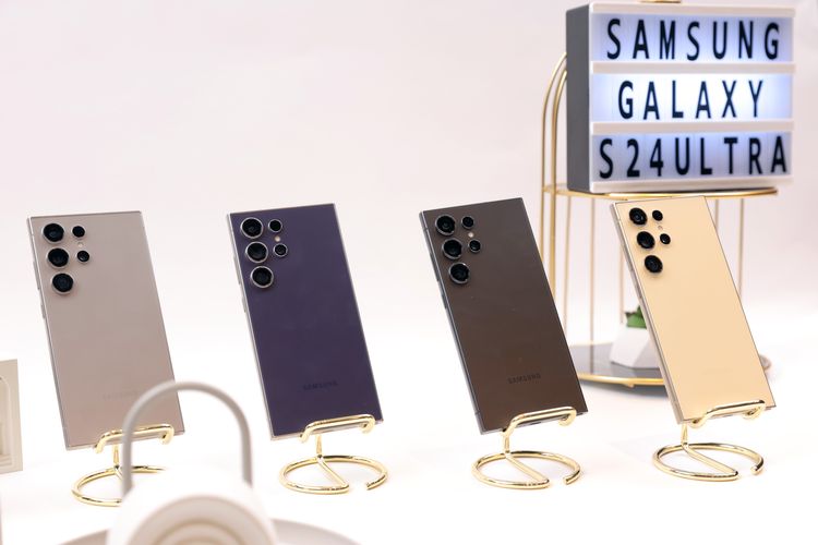 Empat warna Samsung Galaxy S24 Ultra, dari kiri ke kanan: Titanium Grey, Titanium Violet, Titanium Black, dan Titanium Yellow