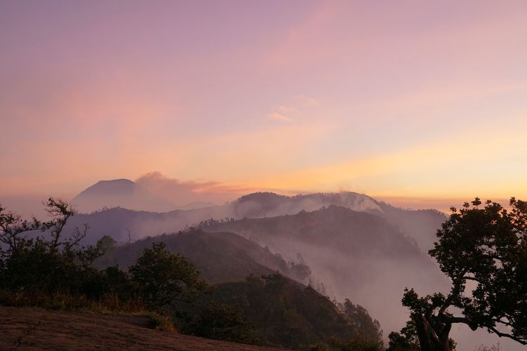 Menikmati suasana matahari tenggelam di Puncak B29, Lumajang, Jawa Timur