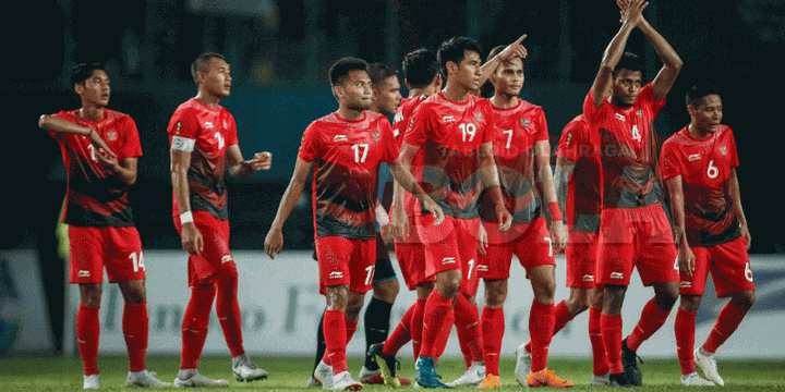 Para pemain Timnas U-23 Indonesia membalas apresiasi penonton seusai laga melawan Hong Kong di Stadion Patriot Candrabhaga, 20 Agustus 2018. 