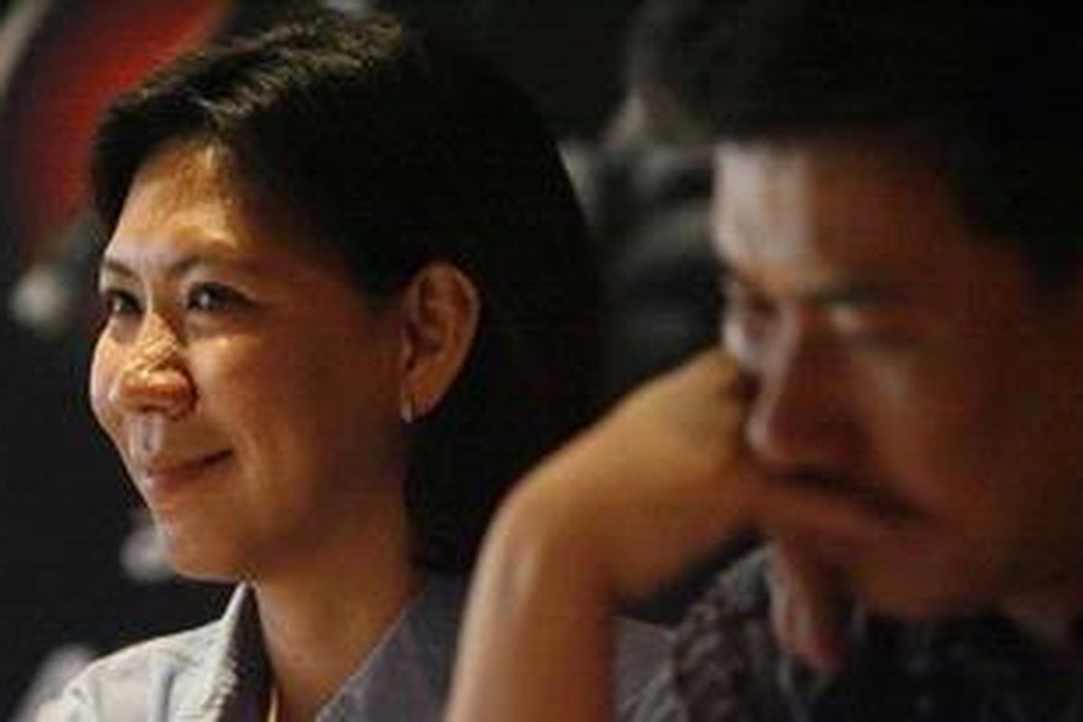 Mantan pebulu tangkis tunggal putri Susi Susanti (kiri) didampingi suaminya, Alan Budikusuma.