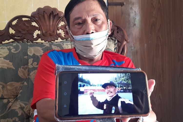 Supriyadi (53), guru honorer olahraga SMPN 1 Trucuk, Klaten, Jawa Tengah penuhi nazar lolos PPPK dengan jalan kaki 37 kilometer saat ditemui di Klaten, Jawa Tengah, Senin (11/10/2021).