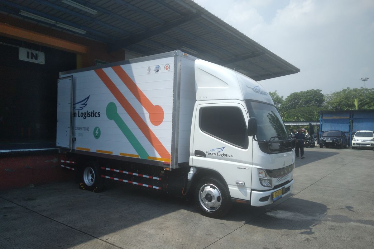 Mitsubishi Fuso eCanter menjadi truk perbekalan operasional PT Yusen Logistics Indonesia.