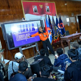 Kepala Pusat Data Informasi dan Humas BNPB Sutopo Purwo Nugroho (tengah) memberikan pemaparan mengenai dampak gempa bumi dan tsunami di kota Donggala dan Palu, Sulawesi Tengah saat konferensi pers di Graha Badan Nasional Penanggulangan Bencana (BNPB), Jakarta, Sabtu (29/9/2018). Berdasarkan data BNPB hingga pukul 10.00 WIB menyatakan jumlah korban yang meninggal dunia akibat gempa bumi dan tsunami di kota Palu sebanyak 48 orang, sementara untuk kota Donggala belum mendapatkan laporan dikarenakan terputusnya jaringan komunikasi, dan diperkirakan jumlah korban akan terus bertambah.