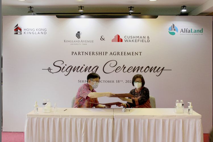 Andy Candra, Managing Director Kingland Avenue (kiri) & Lini Djafar, Managing Director Cushman & Wakefield Indonesia (kanan), menandatangani penandatanganan Partnership Agreement, Senin (18/10/2021), di Marketing Gallery, Jalan Raya Serpong KM.8, Tangerang, Banten.