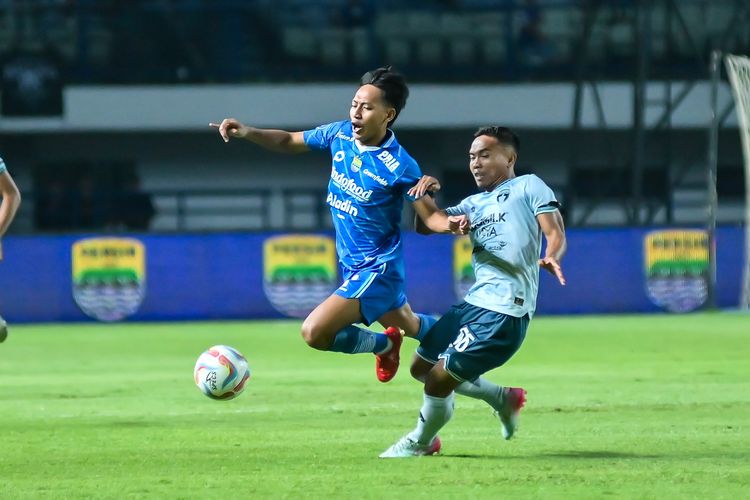 Laju gelandang Persib Beckham Putra coba dihentikan bek Persita Mario Jardel dalam pertandingan pekan ke-14 Liga 1 2023-2024 antara Persib vs Persita, di Stadion Gelora Bandung Lautan Api (GBLA), Minggu (1/10/2023). 