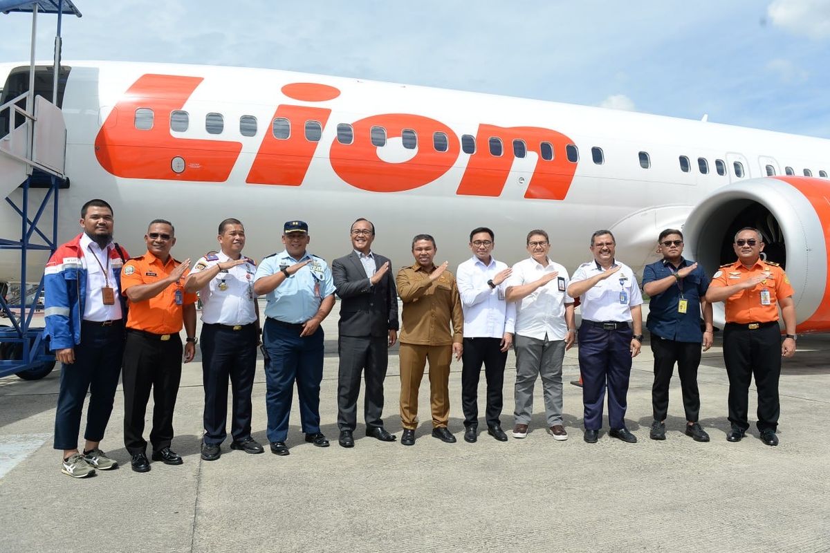 Gubernur Riau (Gubri) Abdul Wahid dalam penerbangan perdana tanpa transit resmi diberangkatkan dari Bandara Sultan Syarif Kasim II Pekanbaru langsung ke Jeddah, Senin (14/7/2025).