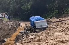 Longsor Tutup Jalan Penghubung Kabupaten Tanah Bumbu dan HSS Kalsel, Sebuah Mobil Terjebak