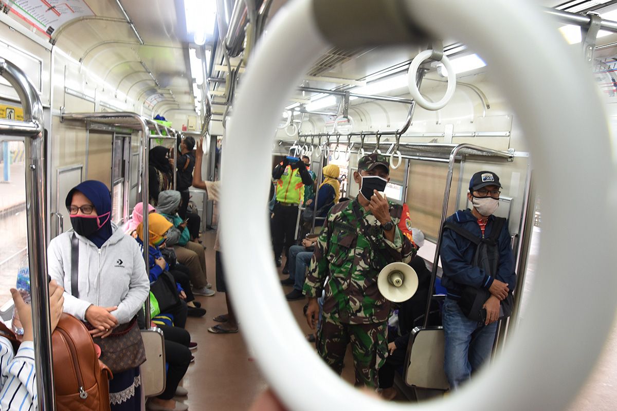 Anggota TNI memberikan imbauan pendisiplinan protokol kesehatan pencegahan COVID-19 kepada penumpang KRL di Stasiun Manggarai, Jakarta, Kamis (28/5/2020). Imbauan pendisiplinan protokol kesehatan kepada penumpang di lingkungan Stasiun KRL itu dilakukan menjelang diberlakukannya tatanan normal baru.