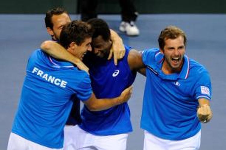 Tim Davis Perancis (dari kiri) Kapten Arnaud Clement, Michael Llodra, Gael Monfils, dan Julien Benneteau merayakan kemenangan mereka atas Jerman pada perempat final Davis Cup 2014. Kemenangan Perancis ditentukan Monfils yang mengalahkan Peter Gojowczyk 6-1, 7-6 (0), 6-2, di Jean Weille, Nancy, Minggu (6/4/2014).